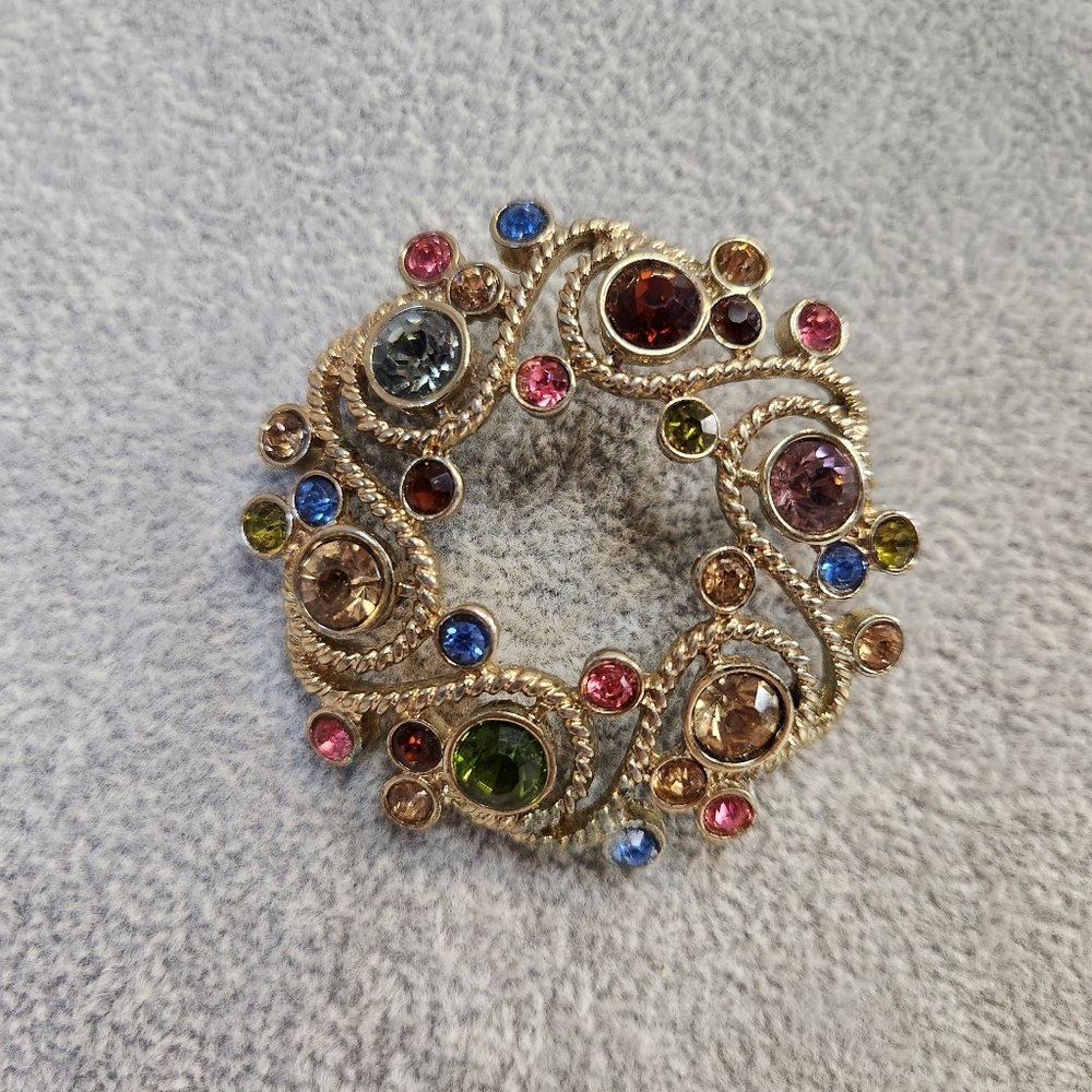 Vintage Rhinestone Crystals Circle Wreath Brooch Pin Gold Tone Pink Blue Jewelry
